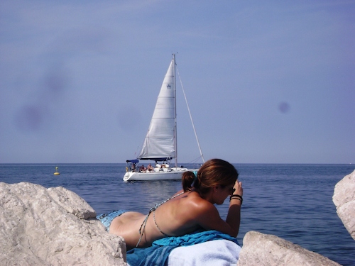 Cartoon: Veni Vidi Viki (medium) by Zlatko Iv tagged sea,kunstwerk,gold,natura,nude,hertz,collector,collection,selfie,facebook,humor,tourism