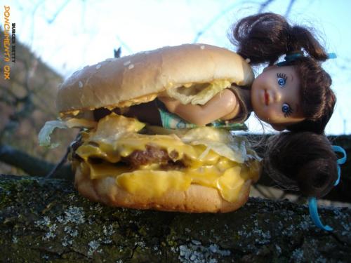 Cartoon: Burger Betty (medium) by Vanessa tagged burger,mcdonalds,fastfoof,werbung,commercial,betty