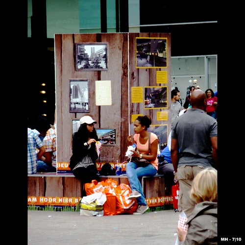 Cartoon: MH - Shopping Makes Hungry! (medium) by MoArt Rotterdam tagged shopping,hungry,food,fastfood,fries,eat,twogirls,shoppen,honger,brammetje,rotterdam,bramladage,patatje,shoppenmaakthongerig