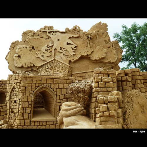 Cartoon: MH - The Ruin and The Lady (medium) by MoArt Rotterdam tagged ruin,lady,ruine,castle,kasteel,dame,jongedame,prinses,princess,zuidlimburg,sandsculpture,sand,zandsculptuur,zandsculpturenfestival2010,kasteelhoensbroek,hoensbroek,zandsculpturenhoensbroek,the